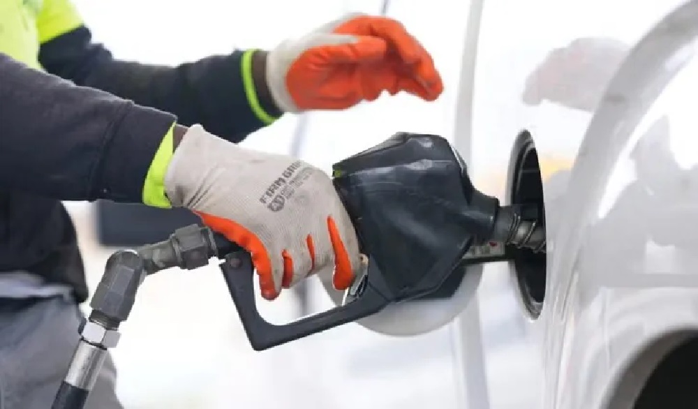 এক মাসে তেল কোম্পানিগুলোর পকেটে সাধারণ মানুষের ১০০ বিলিয়ন ডলার