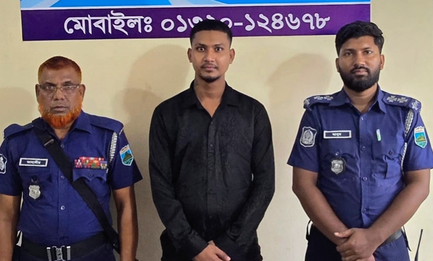 বিদেশি পর্যটক হেনস্তা মামলায় প্রধান আসামি আকাশ গ্রেপ্তার