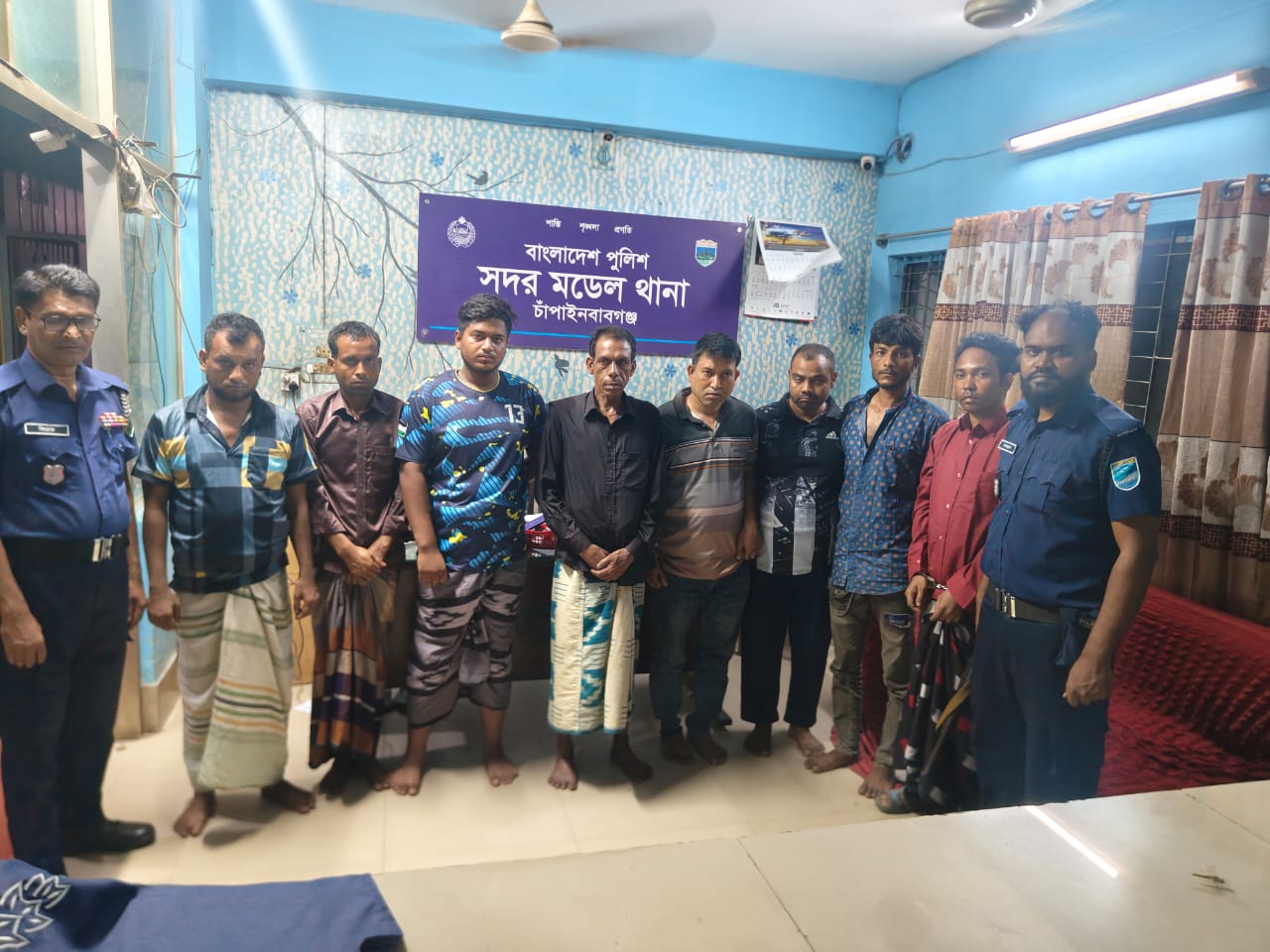 চাঁপাইনবাবগঞ্জ জেলা পুলিশের অভিযানে বিভিন্ন মামলার ৮ আসামি গ্রেপ্তার