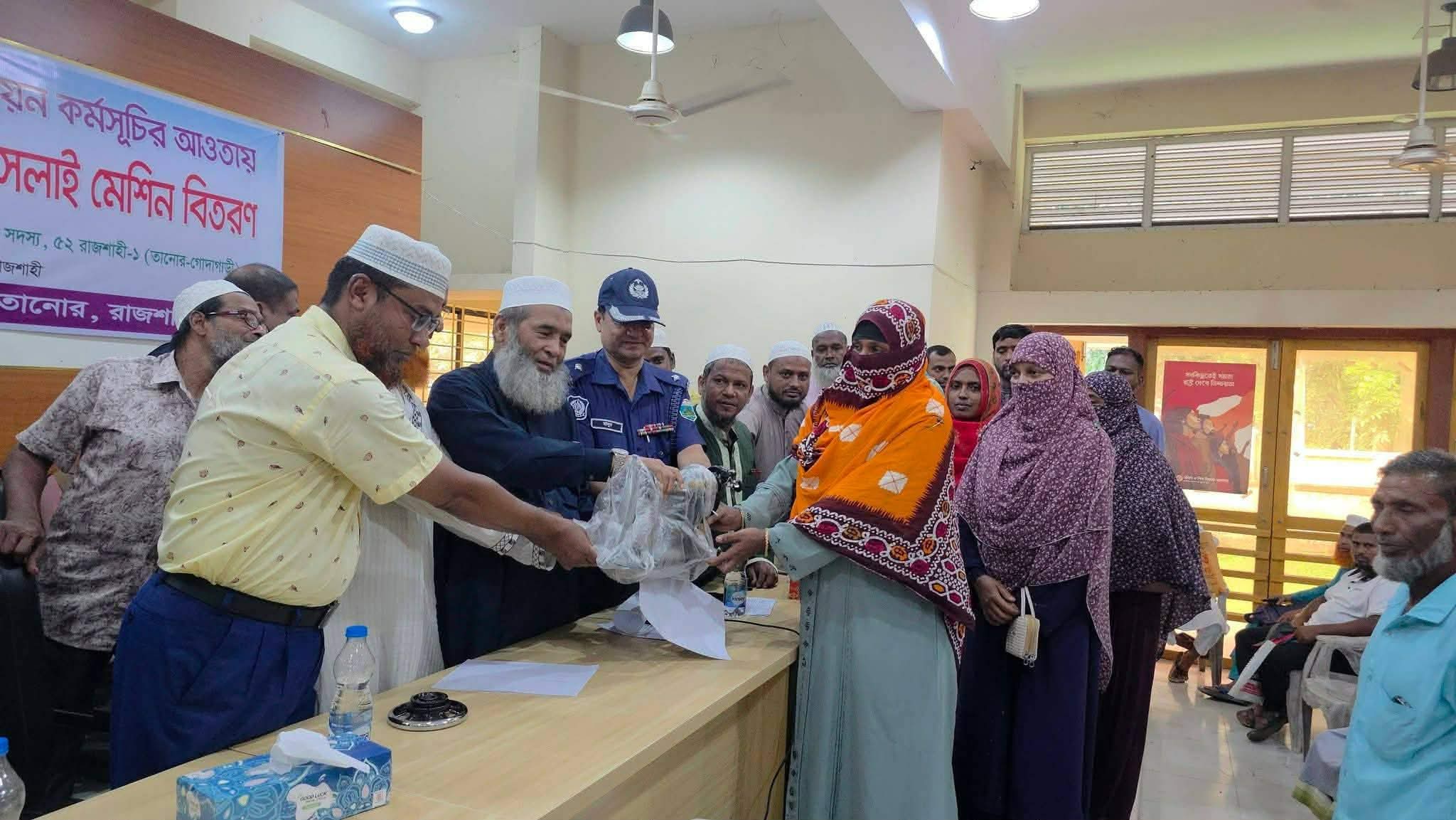 তানোরে উপকার ভোগীদের মাঝে এমপির  বিভিন্ন সামগ্রিক বিতরণ
