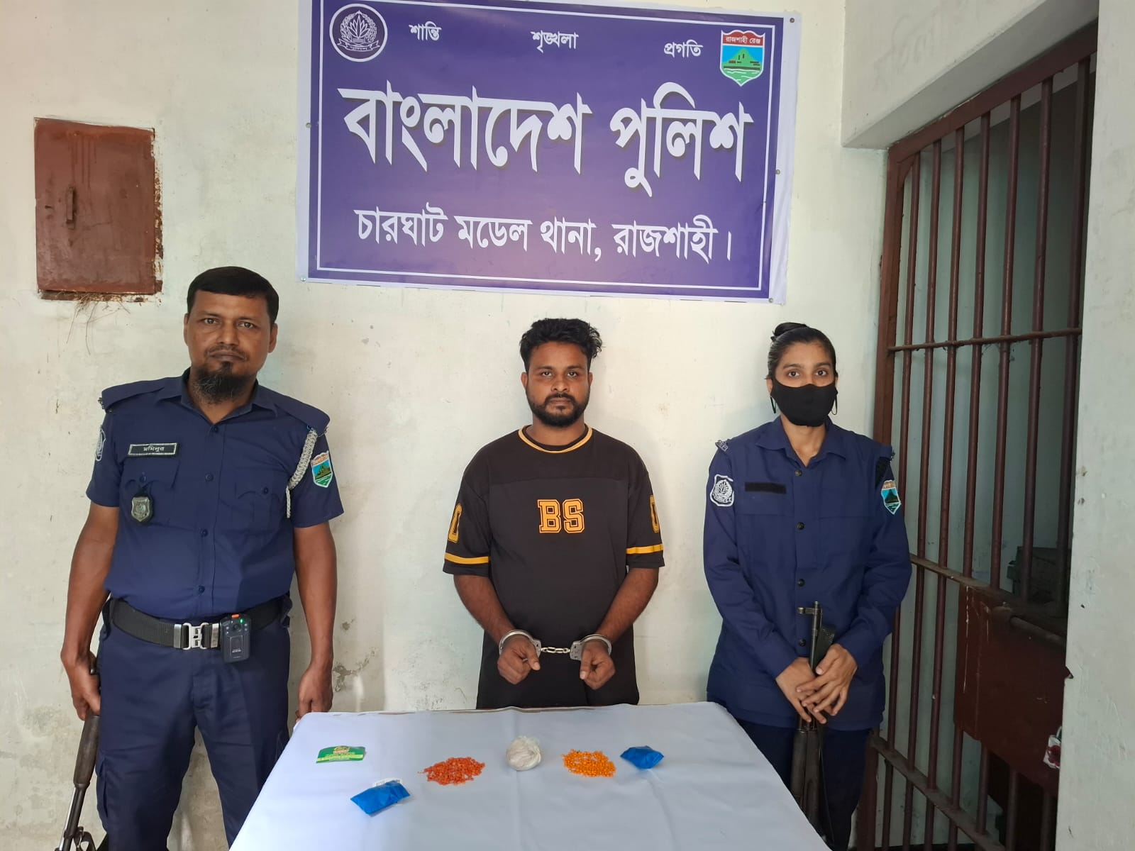 চারঘাটে পুলিশের বিশেষ অভিযানে ৩৮৪ পিস ইয়াবা ও ২০ গ্রাম হেরোইনসহ মাদক কারবারি গ্রেপ্তার