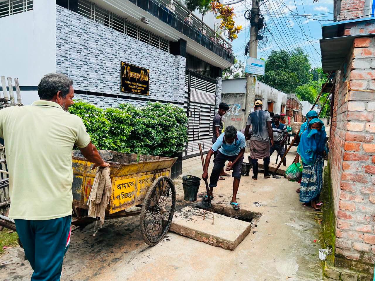 নগরীর বিভিন্ন এলাকায় রাস্তা ও ড্রেন পরিষ্কার-পরিচ্ছন্নতা কার্যক্রম অব্যাহত