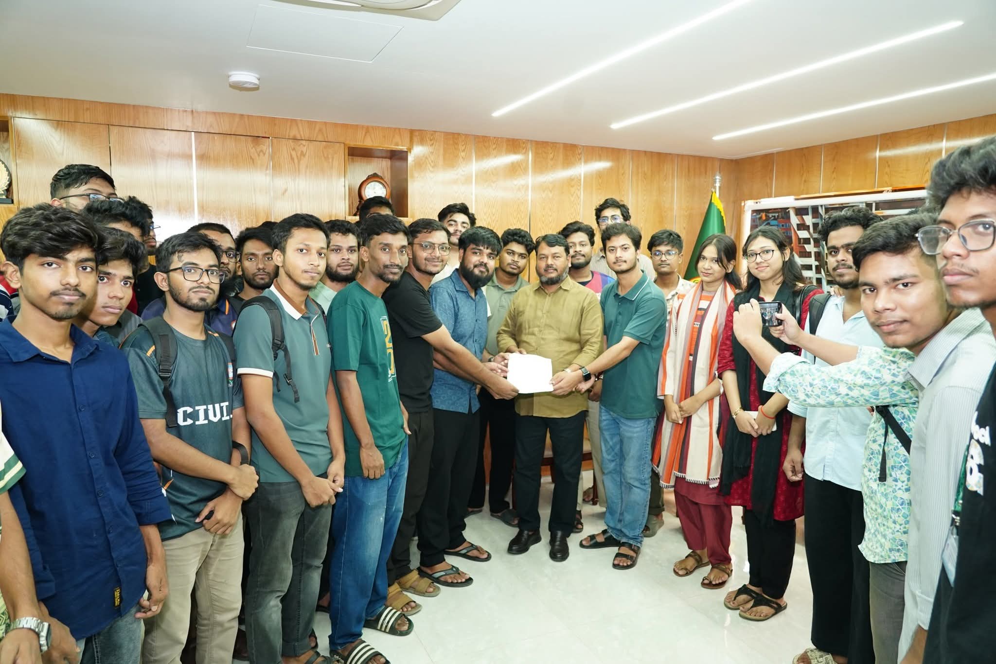 রুয়েটের জমি দখলমুক্ত ও সীমানাপ্রাচীর পুনরুদ্ধারে রাসিক প্রশাসককে স্মারকলিপি