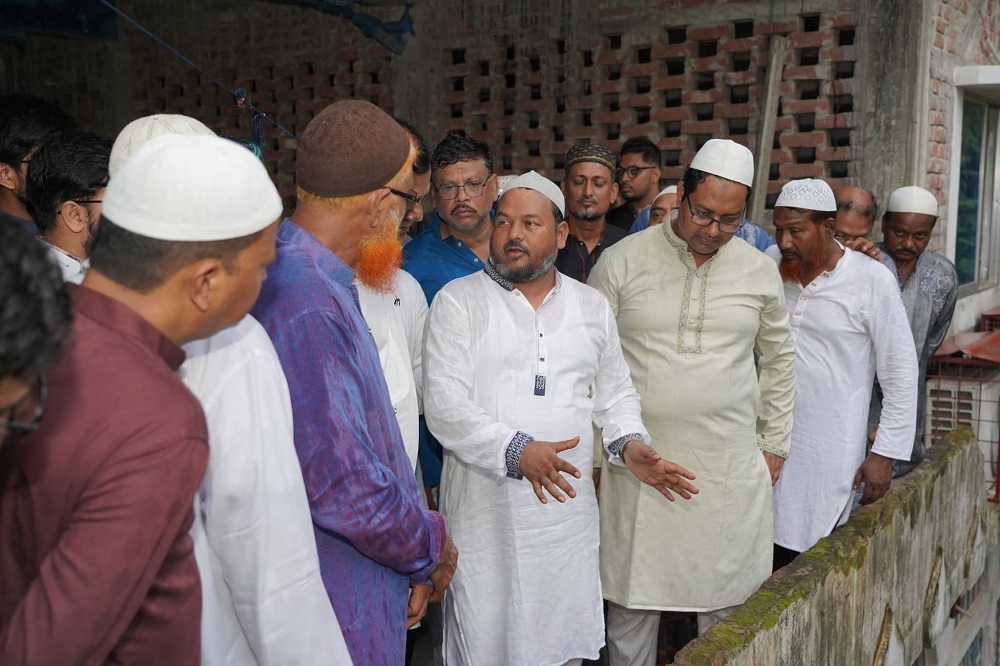 কলাবাগান আল্ আকসা জামে মসজিদের নির্মাণকাজ পরিদর্শন করলেন রাসিক প্রশাসক
