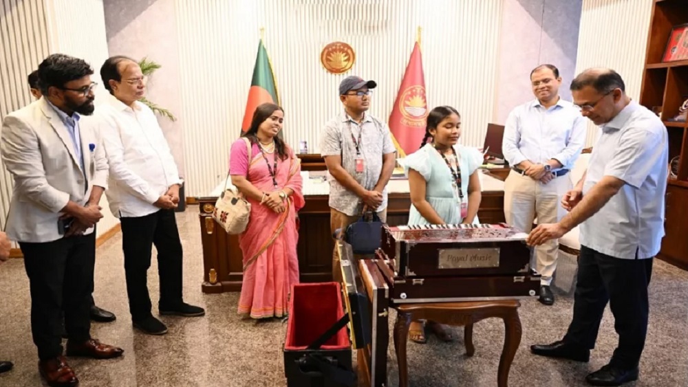 চিঠিতে লিখেছিল মনের আকুতি, প্রধানমন্ত্রীর দেখা পেল খুদে শিল্পী অনুশ্রী