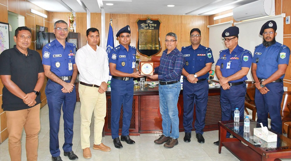 বিদায়ী এএসপি মনিরুজ্জামানকে স্মারক উপহার দিলেন এসপি