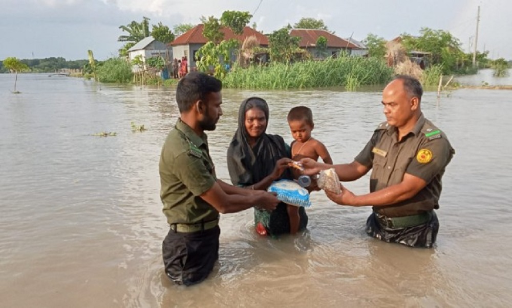 বাঘার চকরাজাপুরে প্রশংসিত আনসারদের মানবিক উদ্যোগ