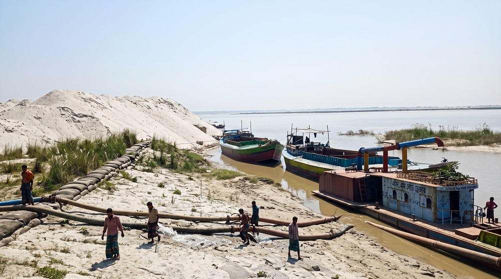 পদ্মায় অবৈধ বালুর মহোৎসব