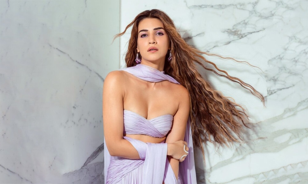 বিয়ে নিয়ে প্রশ্নে বিরক্ত কৃতি, কী বললেন অভিনেত্রী