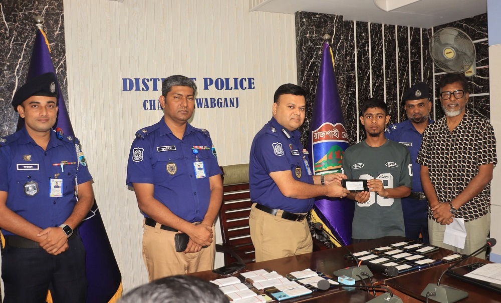 চাঁপাইনবাবগঞ্জ জেলা পুলিশের সফল অভিযান: ৪ থানার সমন্বিত প্রচেষ্টায় উদ্ধার ৩০টি মোবাইল হস্তান্তর