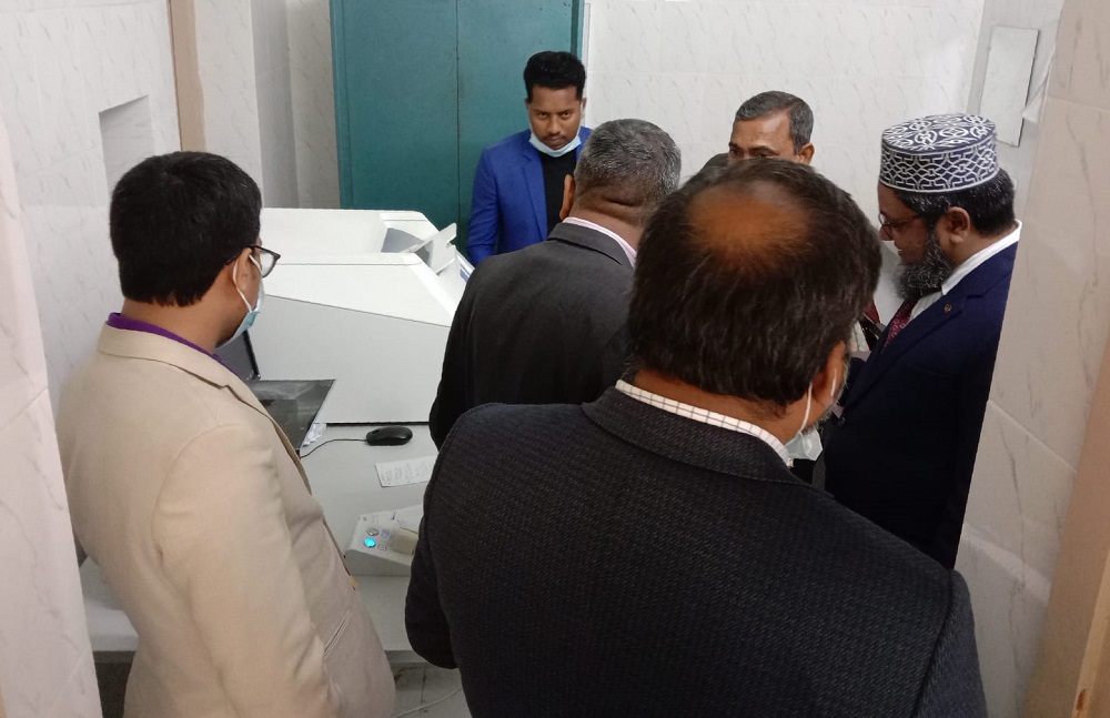 মান্দা উপজেলা স্বাস্থ্য কমপ্লেক্স পরিদর্শনে বিভাগীয় পরিচালক