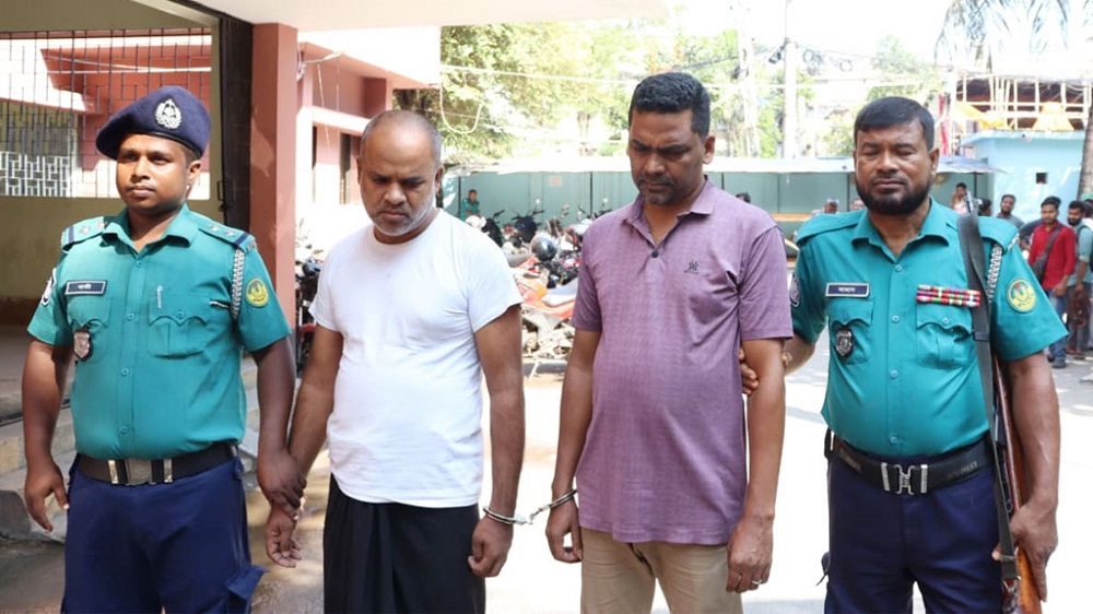সেনাসদস্য পরিচয়ে জাল টাকা দিয়ে স্বর্ণ হাতিয়ে নেওয়া চক্রের ২ সদস্য গ্রেপ্তার