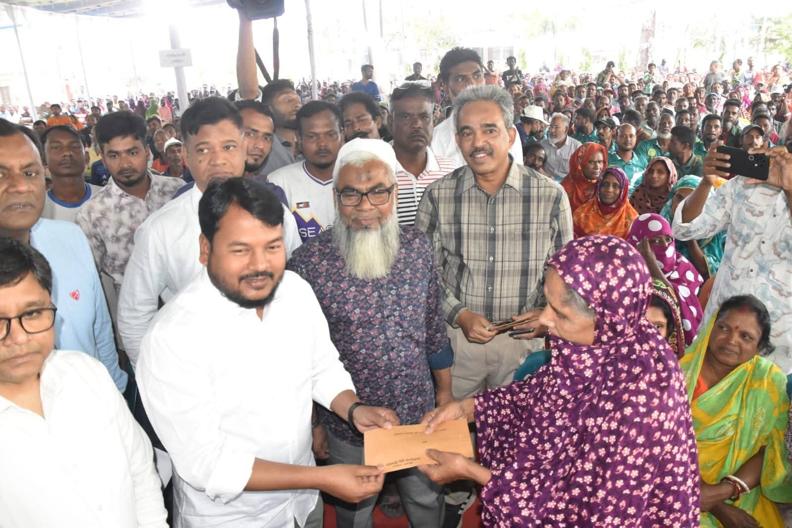 ঈদ-উল-ফিতর উপলক্ষে মাননীয় প্রধানমন্ত্রী কতৃক  রাসিক এ কর্মরত পরিচ্ছন্নতাকর্মীদের অনুদান প্রদান।