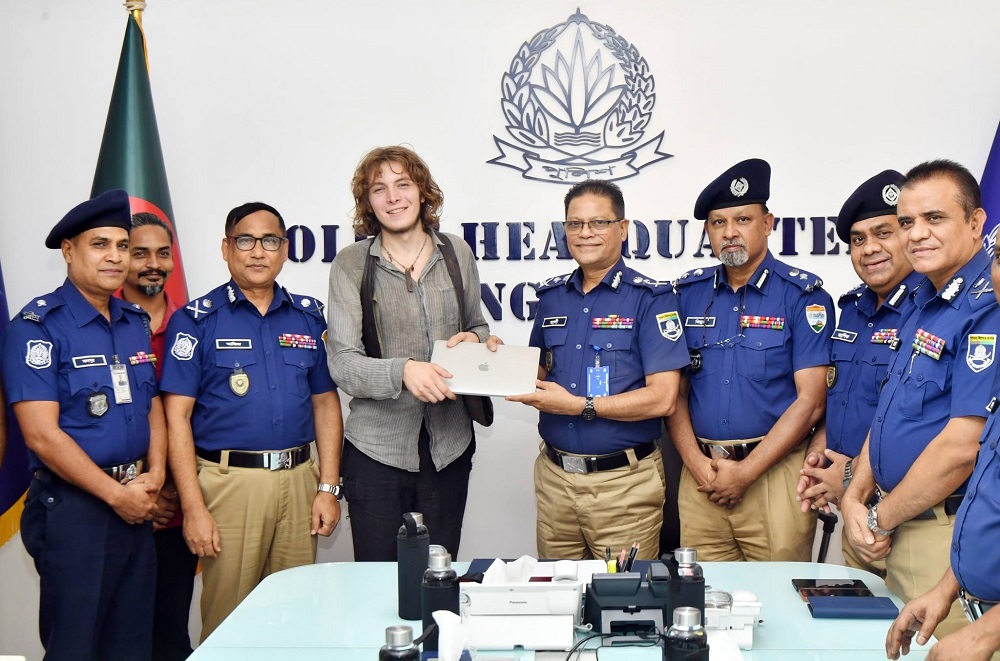 নাটোরে জার্মান পর্যটকের হারানো ল্যাপটপ উদ্ধার