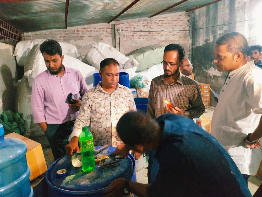 অবৈধভাবে সার মজুত ও নকল কীটনাশক তৈরি