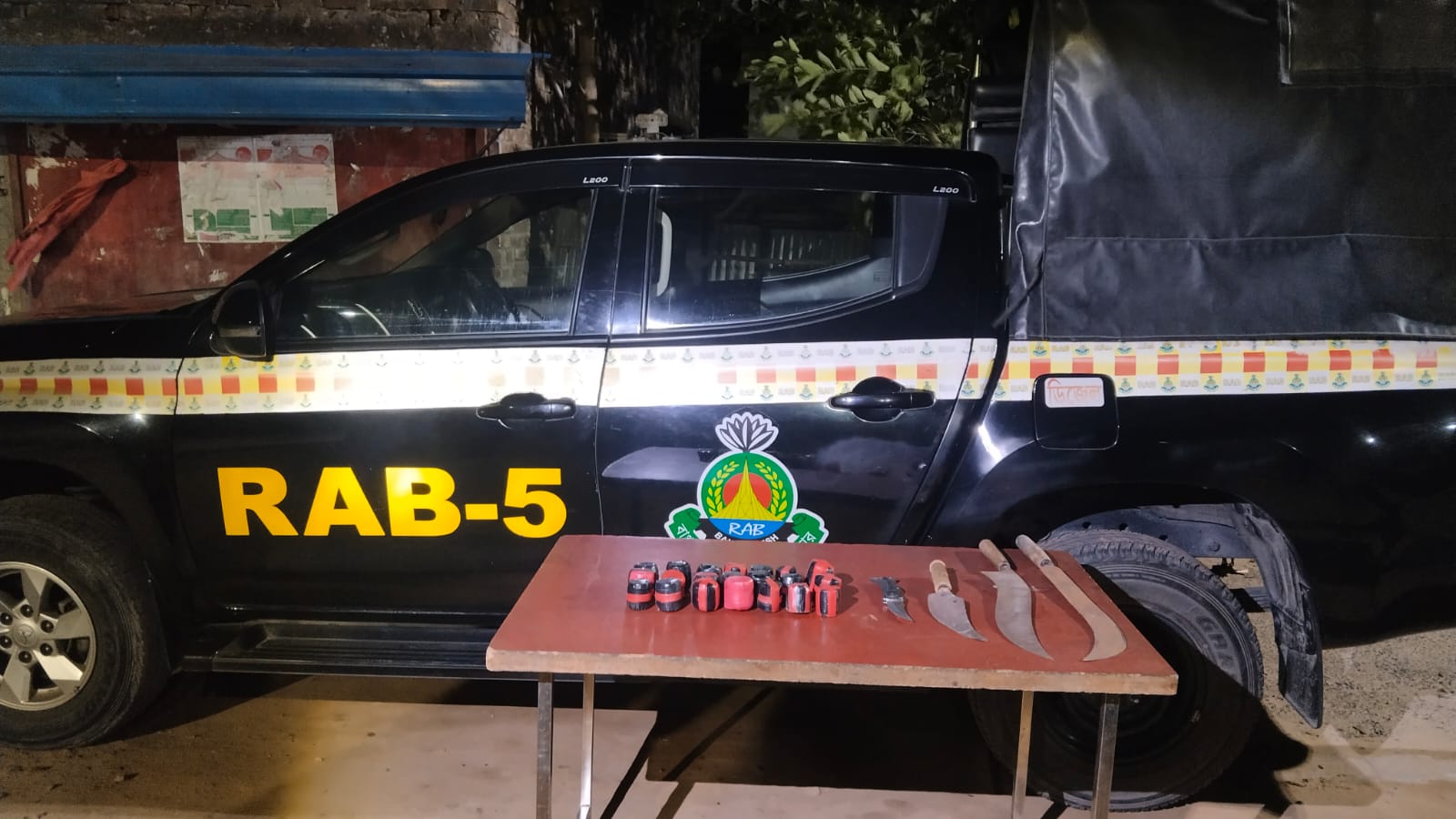 রাজশাহীতে পরিত্যক্ত অবস্থায় ২১ হাতবোমা উদ্ধার করেছে র‌্যাব-৫