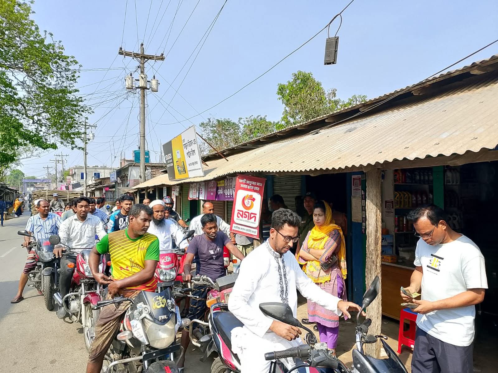 রাজশাহীর দুর্গাপুরে জ্বালানি তেলের সংকট নিরসনে ভ্রাম্যমাণ মনিটরিং অভিযান