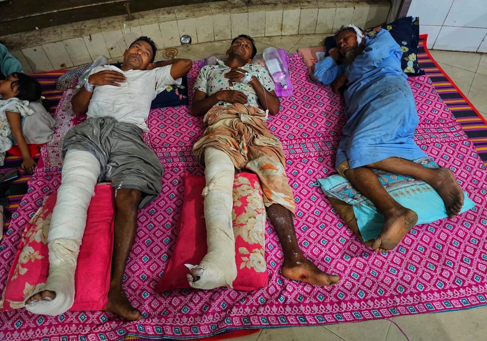 পিটিয়ে পা ভেঙ্গে প্রকাশ্যে ঘুরছে আসমীরা