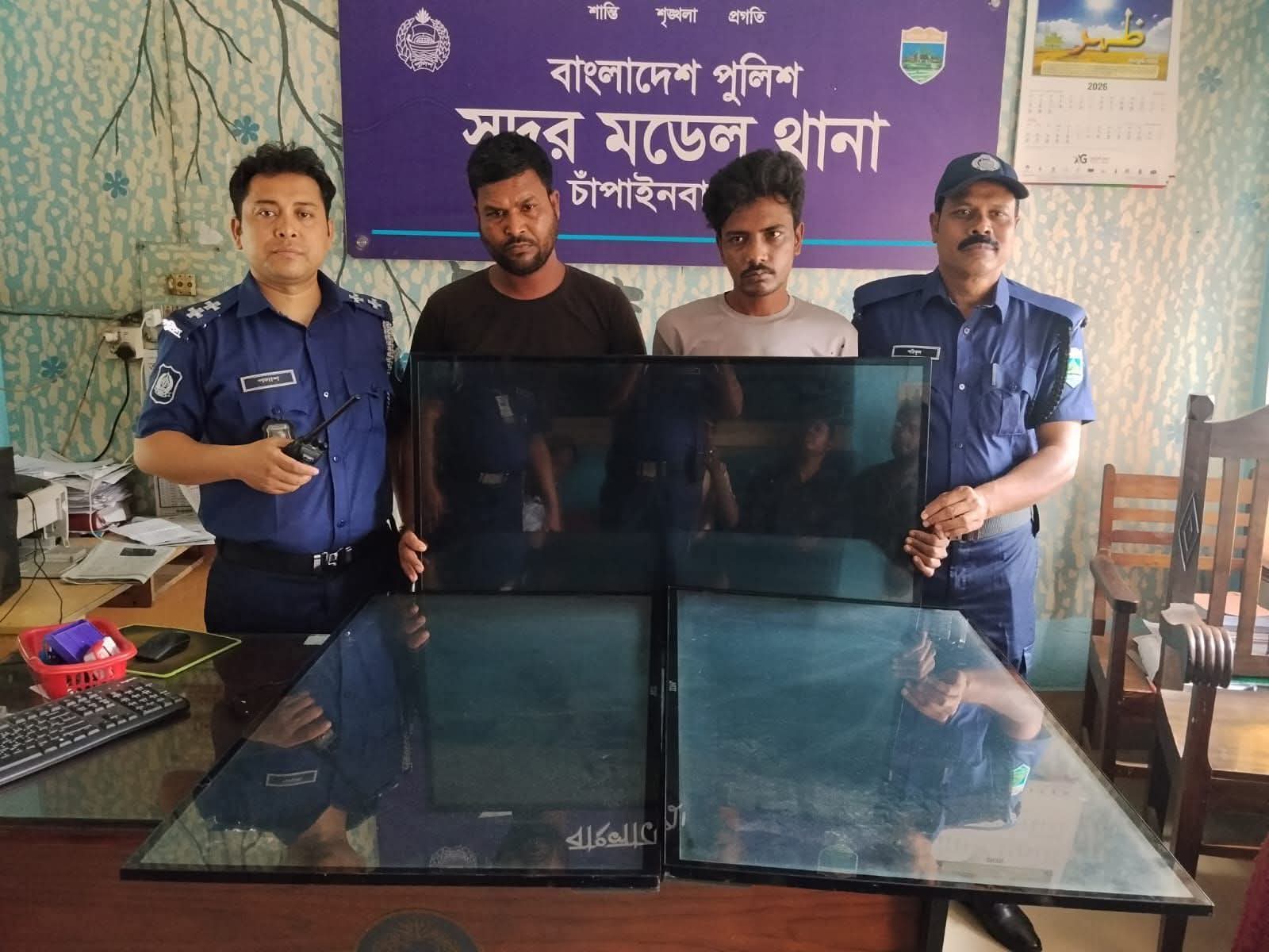 চাঁপাইনবাবগঞ্জে স্কুলের চুরি হওয়া ৩টি স্মার্ট টিভি সহ ২ চোর গ্রেফতার