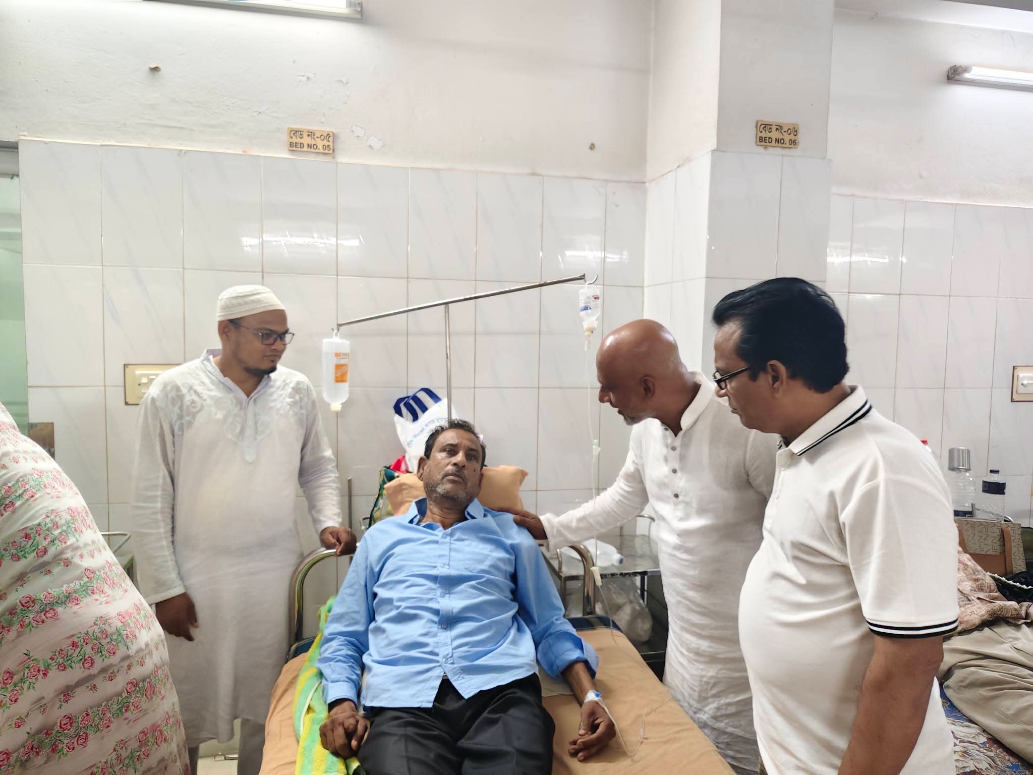 অসুস্থ সাবেক কাউন্সিলর মাসুদকে দেখতে হাসপাতালে বিএনপি মিলু