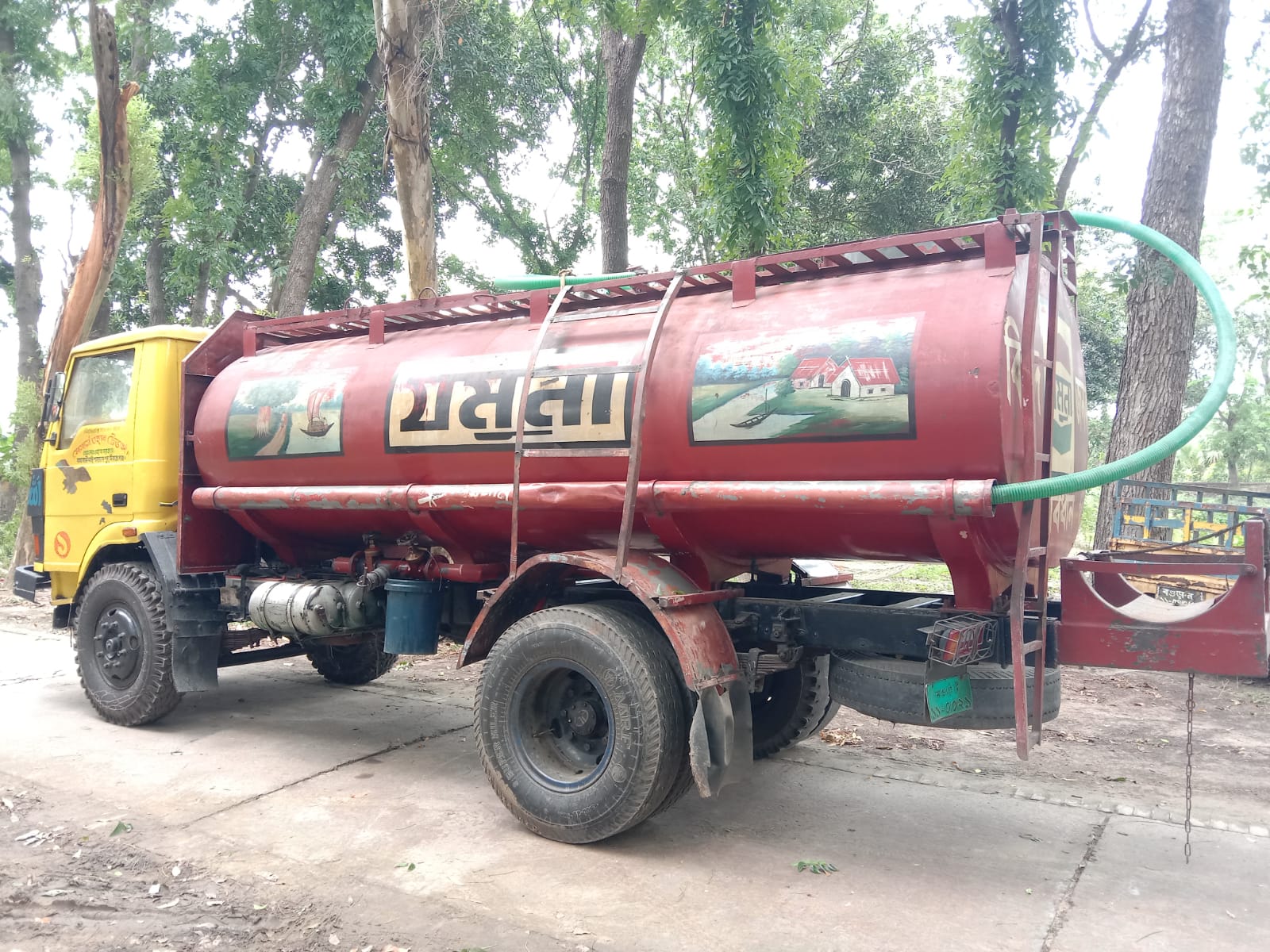 নওগাঁর মান্দায় লরিসহ তেল মজুতকালে ব্যবসায়ী আটক