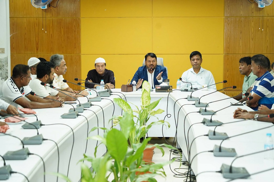 রাসিক প্রশাসকের সঙ্গে মহানগর ফুটবল দলের মতবিনিময়