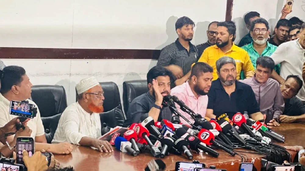 বিতর্কের মুখে মুক্তিযুদ্ধবিষয়ক প্রতিমন্ত্রীর পদ থেকে স্বেচ্ছায় পদত্যাগ করলেন ইশরাক হোসেন