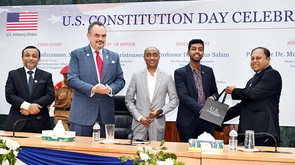 সংবিধান শুধু আদালত বা সংসদের নয়, চায়ের দোকানেও এর চর্চা চলে