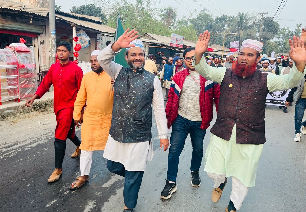 দুর্গাপুরে দাঁড়িপাল্লা প্রতীকে ভোট চাইতে মাঠে মনজুর রহমান