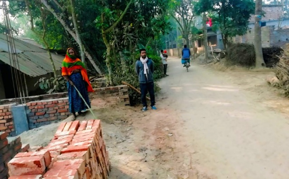 মোহনপুরে প্রতিপক্ষকে ফাঁসাতে মায়ের মাথায় আঘাত