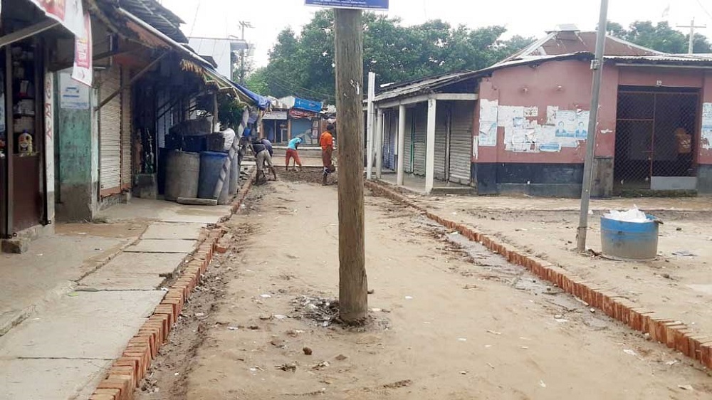 আত্রাইয়ে সড়কের মাঝখানে বৈদ্যুতিক খুঁটি রেখেই ঢালাই