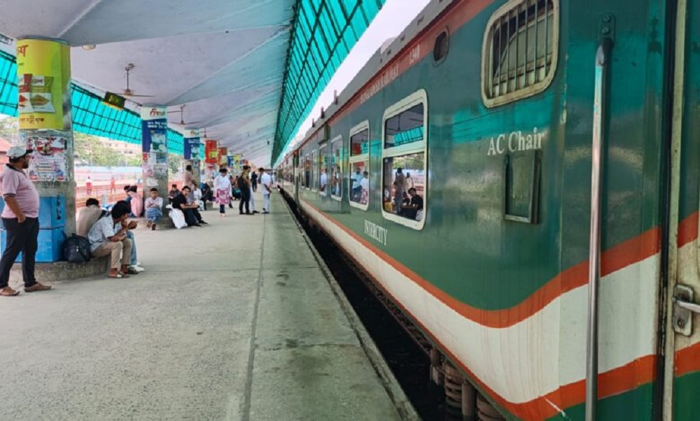 রাজশাহী রেলওয়য়েতে বিনা টিকিটে যাত্রীদের তাণ্ডব