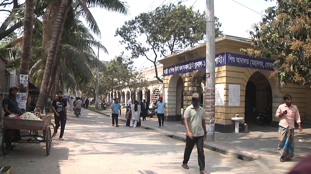 ধর্ষণ মামলায় আদালতে হাজির হননি ছেলে