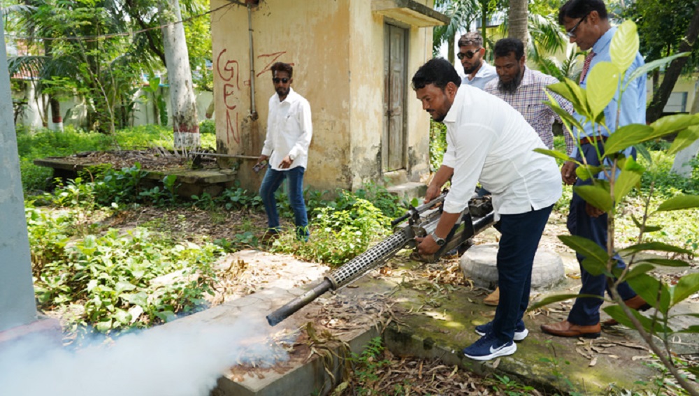 ডেঙ্গু প্রতিরোধ ও পরিচ্ছন্নতা অভিযানে ফগার মেশিন হাতে মাঠে রাসিক প্রশাসক