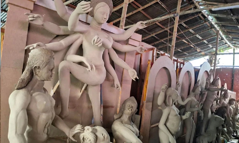 প্রতিমায় শেষ আঁচড় ও কঠোর নিরাপত্তা বলয়