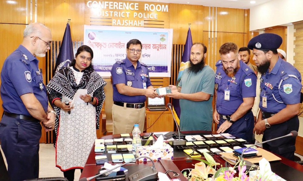 রাজশাহীতে উদ্ধার হওয়া ৫৬টি মোবাইল ফোন মালিকদের ফিরিয়ে দিল জেলা পুলিশ