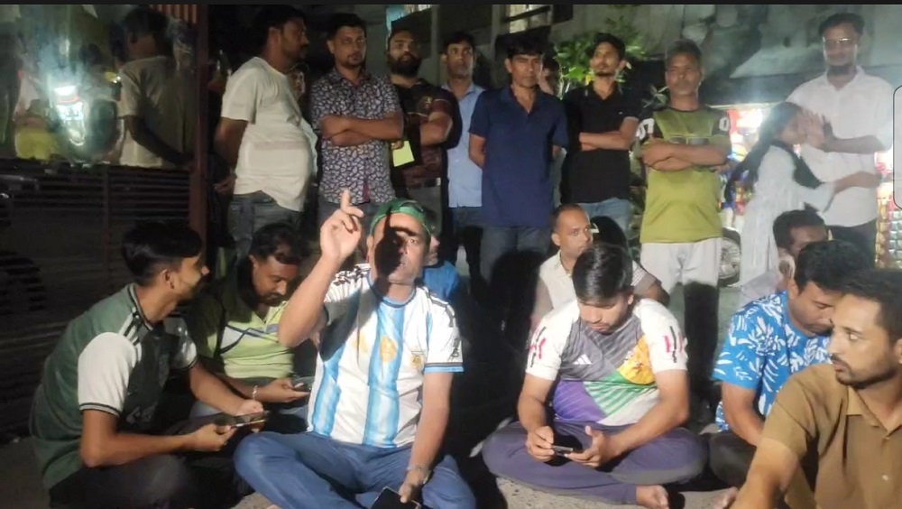 অপরাধীদের দ্রুত গ্রেপ্তারের দাবিতে থানার সামনে সাংবাদিকদের অবস্থান