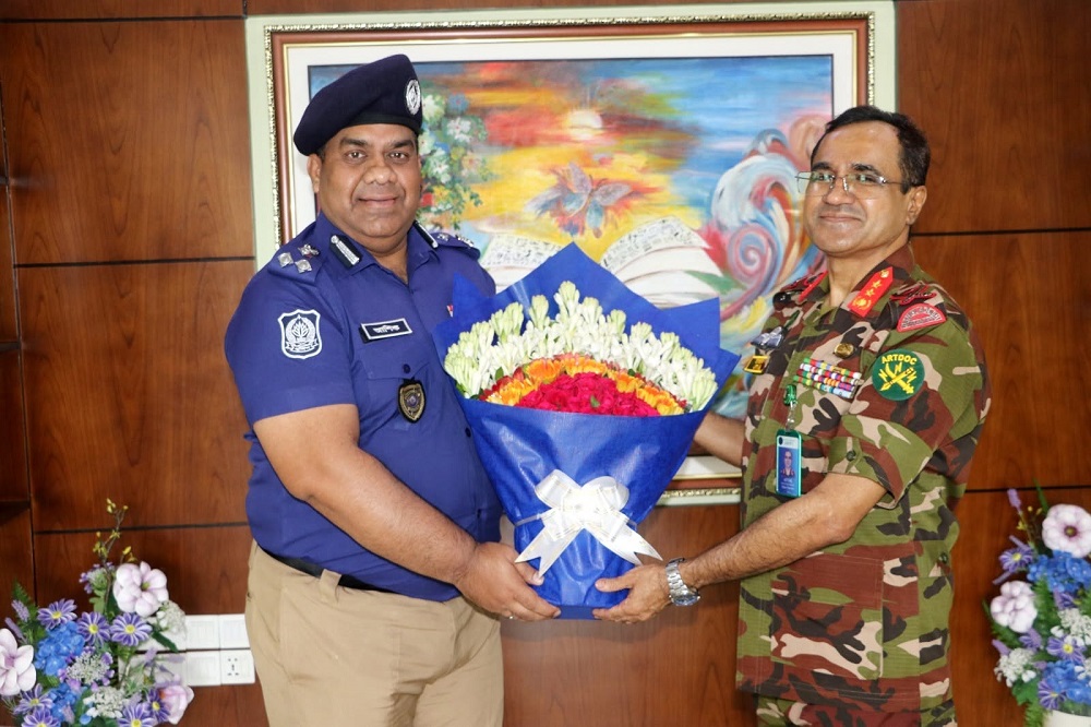 রাজশাহী সেনানিবাসে বিআইআরসি কমান্ড্যান্টের সঙ্গে রেঞ্জ ডিআইজির সৌজন্য সাক্ষাৎ