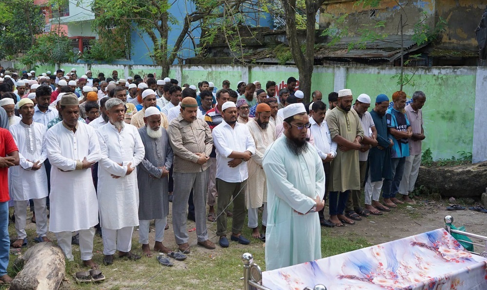 রাসিক কর্মী গিয়াসুজ্জামানের জানাজায় অংশ নিলেন প্রশাসক মাহফুজুর রহমান রিটন
