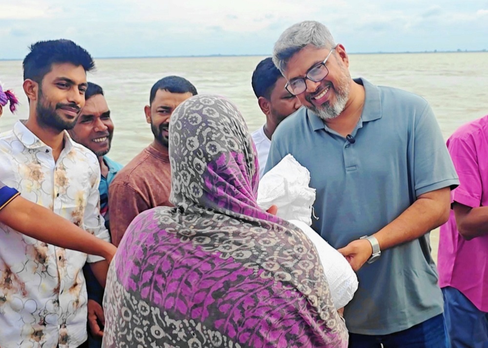 রাজশাহীতে পদ্মাপাড়ের বন্যার্তদের মাঝে আরডিএ চেয়ারম্যানের ত্রাণ বিতরণ