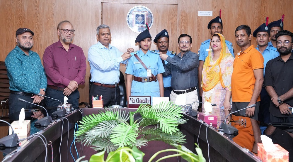 রাবি বিএনসিসি বিমান শাখার প্রথম নারী সিইউও অপর্ণাকে র‍্যাংক ব্যাজ প্রদান