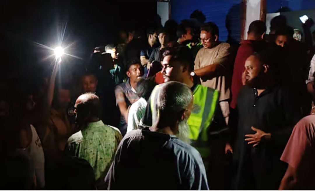 রাজশাহীতে অস্ত্রধারী কিশোরকে উদ্ধারে গিয়ে পুলিশ অবরুদ্ধ