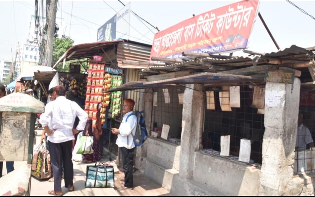 নাটোর-রাজশাহীর পাল্টাপাল্টি অভিযোগে বন্ধ বাস, যাত্রীদের দুর্ভোগ