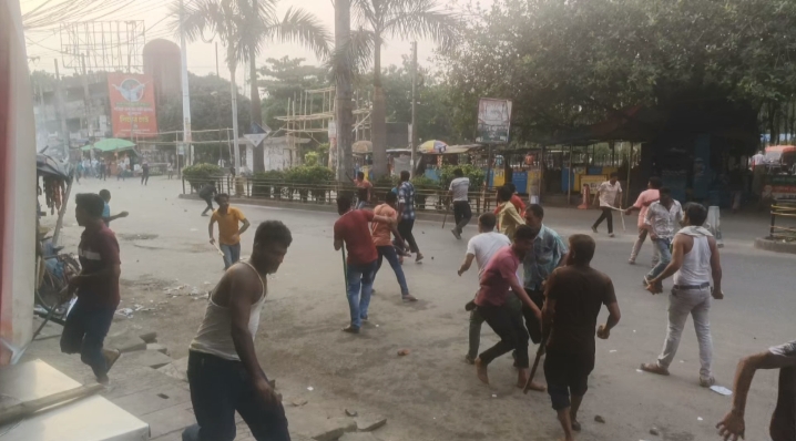রাজশাহী মটর শ্রমিক ইউনিয়নের দুই গ্রুপের সংঘর্ষ ধাওয়া পাল্টা ধাওয়া ককটেল বিস্ফোরণ