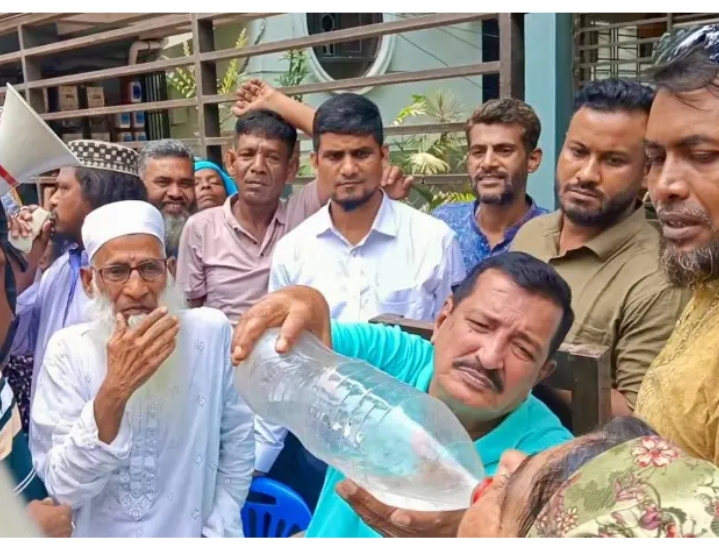 বাড়ির সামনে ভূমিহীনদের অনশন ভাঙালেন ভূমিমন্ত্রী