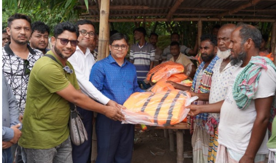 মিডল চরে নৌযাত্রীদের নিরাপত্তায় লাইফ জ্যাকেট দিলেন রাসিক প্রশাসক