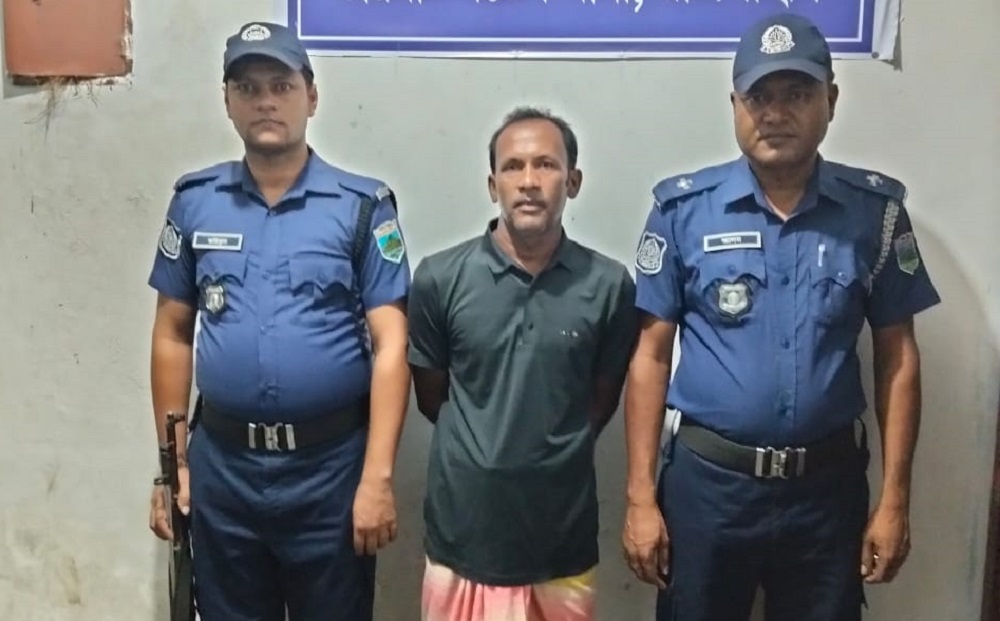 চারঘাটে পারিবারিক মামলার তিন মাসের সাজাপ্রাপ্ত আসামি গ্রেপ্তার