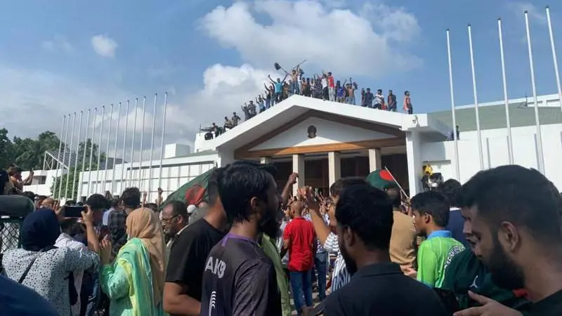 ক্ষমতার শূন্যতা থেকে সাংবিধানিক রূপান্তর