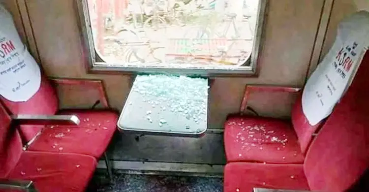 ঢাকা-রাজশাহী সিল্ক সিটি এক্সপ্রেসে পাথর নিক্ষেপ