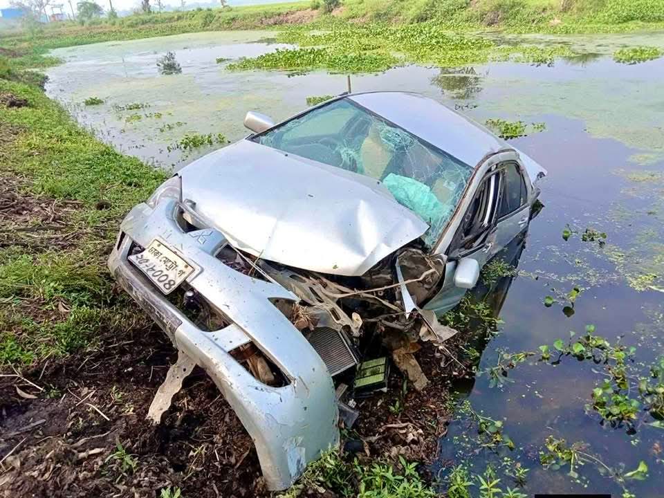 নিয়ন্ত্রণ হারিয়ে খাদে প্রাইভেট কার